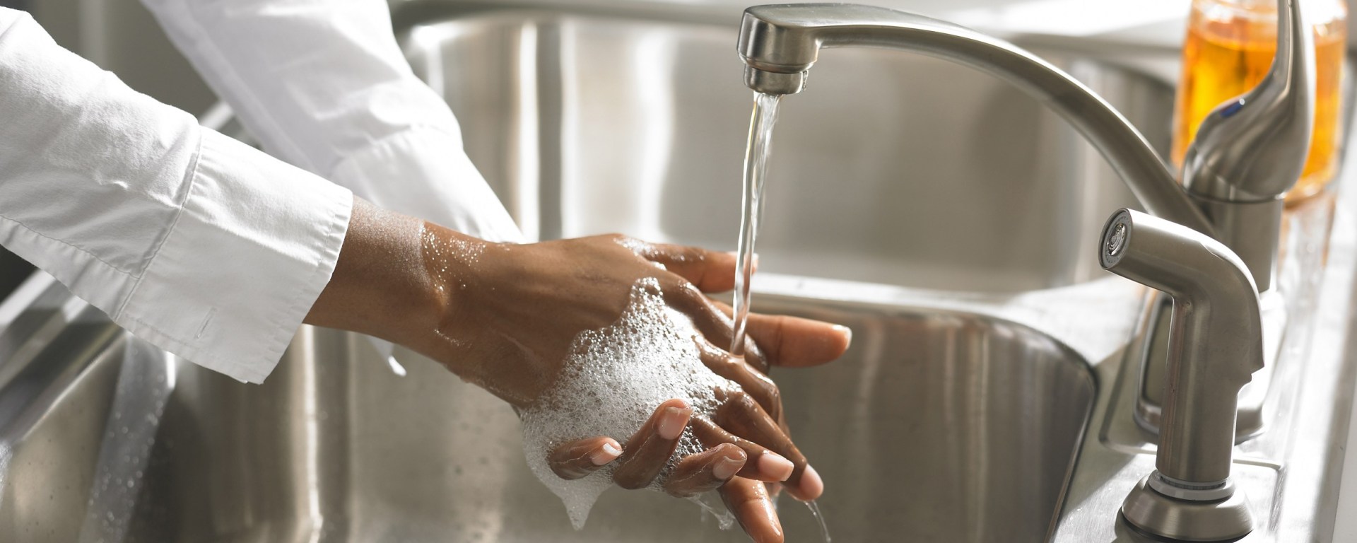 Можно помыть руки. Мыть руки на производстве. Мытье рук на кухне. Мытье рук работники пищевых производств. Санитария и гигиена фото.
