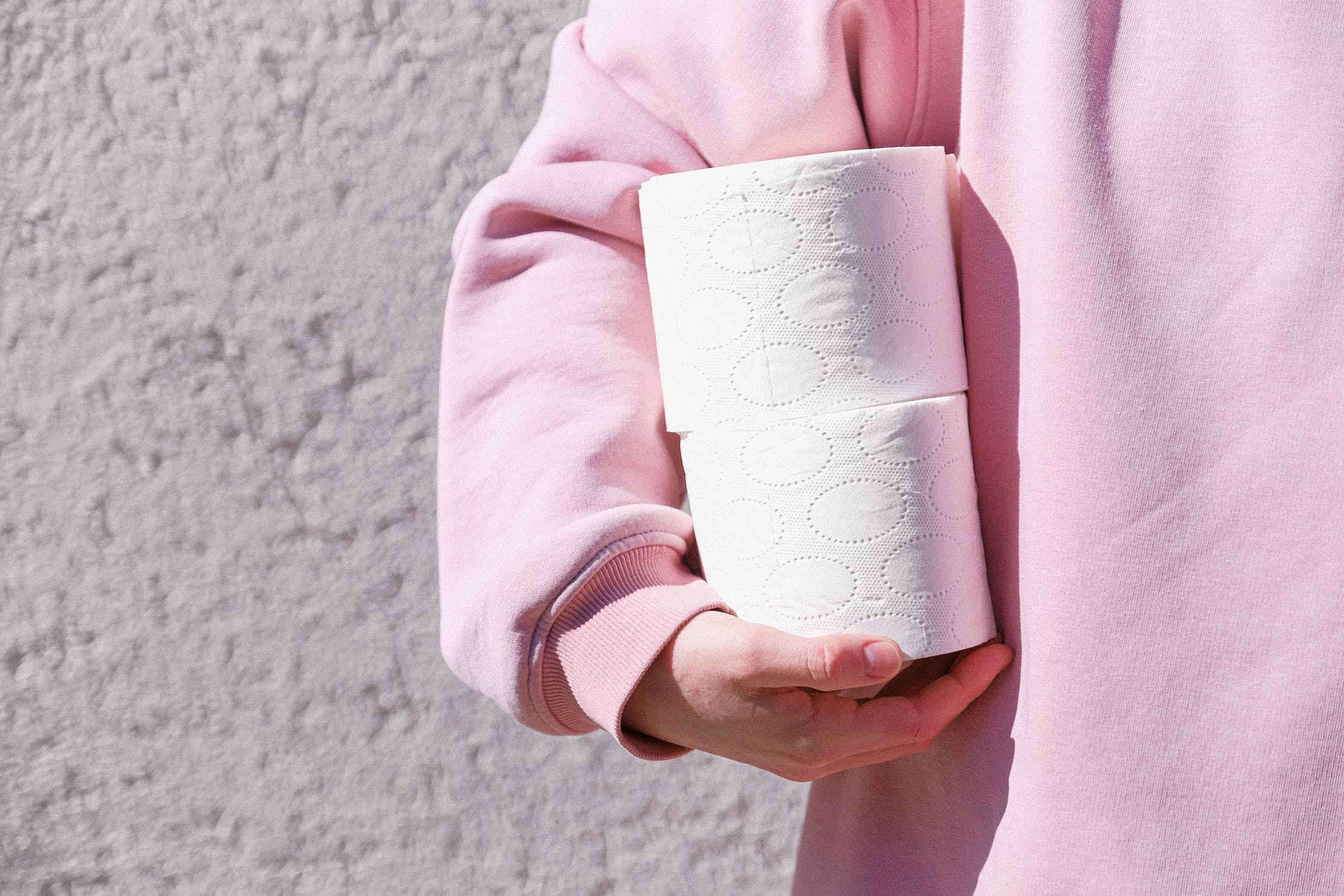 Розовая туалетная бумага. Туалетная бумага. Туалетная бумага в Англии. Туалетная бумага малыш.