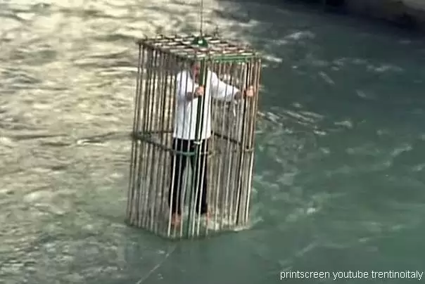 Città italiana punisce i suoi politici annegandoli nel fiume (VIDEO)
